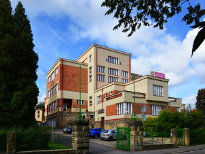 Zvířata v naší školní zoo museli místo studentů krmit tělocvikáři, říká ředitel SZAT Litomyšl