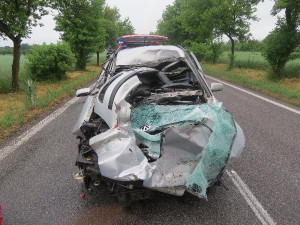 Řidič na Jičínsku skončil zaklíněný pod kamionem, zřejmě se nevěnoval řízení