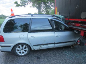 Řidič na Jičínsku skončil zaklíněný pod kamionem, zřejmě se nevěnoval řízení