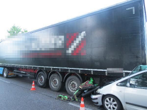 Řidič na Jičínsku skončil zaklíněný pod kamionem, zřejmě se nevěnoval řízení