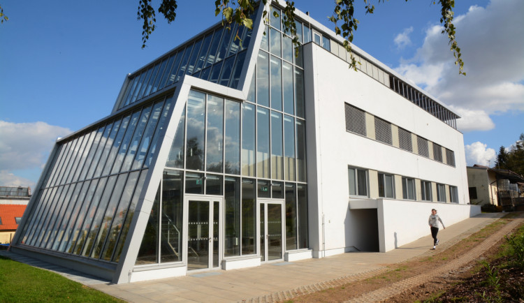 Zvířata v naší školní zoo museli místo studentů krmit tělocvikáři, říká ředitel SZAT Litomyšl