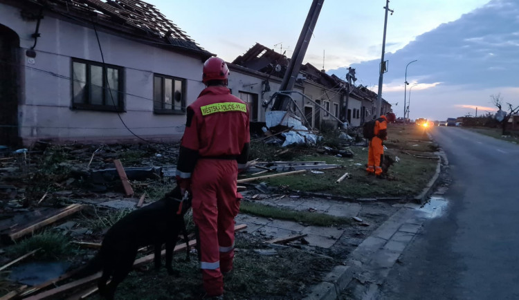 Praha pomáhá jižní Moravě. Na místě jsou záchranáři i hasiči, do oblasti míří také finanční pomoc