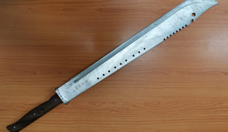 Po Hradci Králové chodil muž s mačetou v ruce. Křičel, že někoho zabije