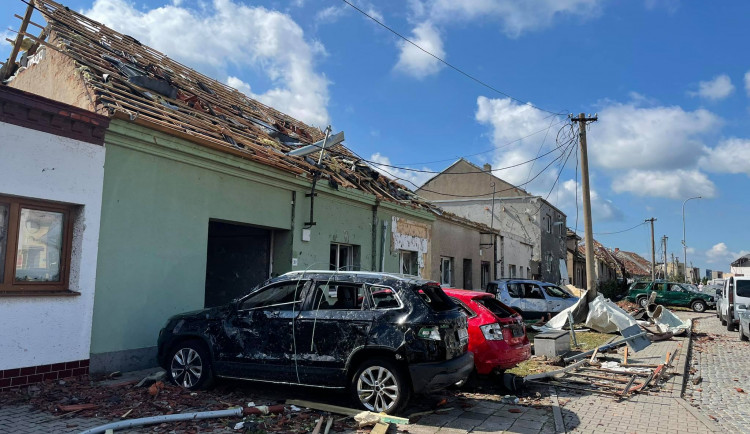 Kraj i Hradec Králové chystají podporu nejvíce zasaženým obcím na jižní Moravě. Na místo odjelo několik hasičů i policistů