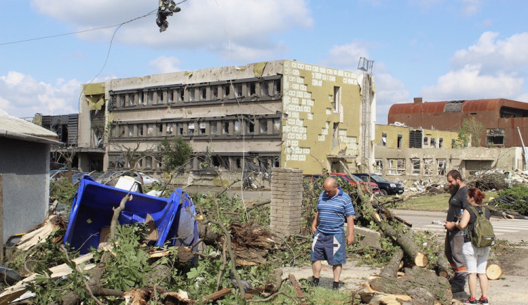 Jak pomoci postiženým katastrofou? Sbírkou, oblečením i lístky na koncert
