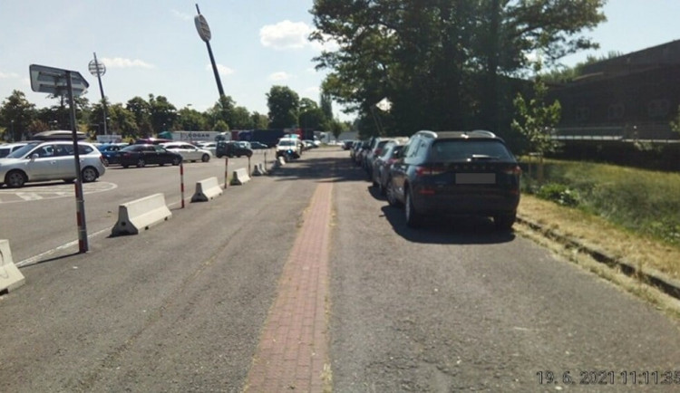 Pozor při parkování u Flošny, apelují královéhradečtí policisté