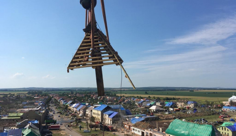 Pražští hasiči dnes pomáhali sundat poškozenou střechu kostela na jižní Moravě