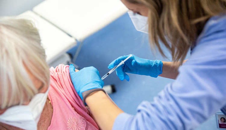 Mladší lidé čekají na očkování v hradeckém kraji déle. Někteří se k první dávce dostanou až po měsíci