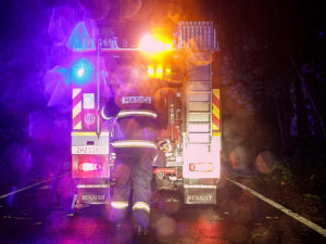 Hradeckým krajem se prohnala silná bouřka. Bez proudu bylo 30 tisíc domácností