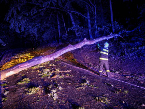 Hradeckým krajem se prohnala silná bouřka. Bez proudu bylo 30 tisíc domácností