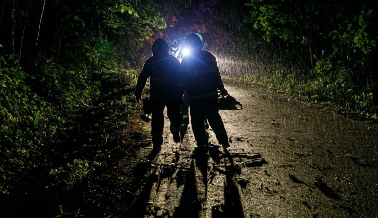 Hradeckým krajem se prohnala silná bouřka. Bez proudu bylo 30 tisíc domácností