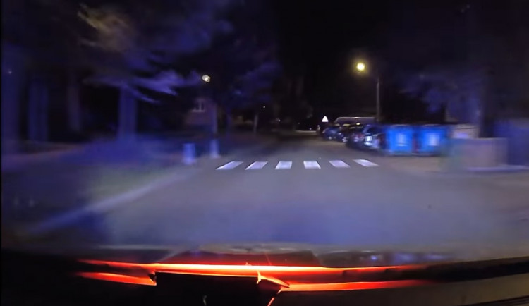 Zdrogovaný řidič chtěl ujet policejní hlídce. Riskoval mezi panelovými domy v Nové Pace