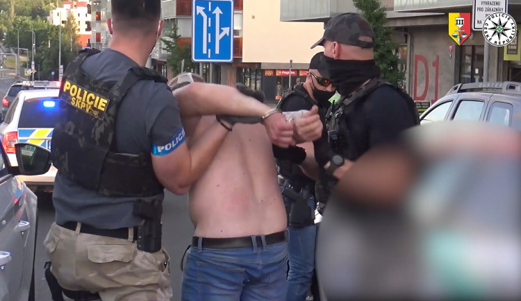 Kriminalisté zadrželi organizovanou skupinu, která kradla zboží v obchodních centrech