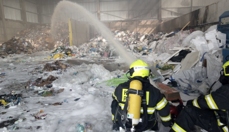 V Hradci Králové hořela hala s odpadem. Škoda je 1,5 milionu korun