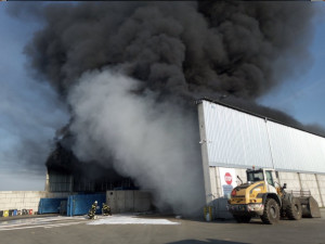 V Hradci Králové hoří hala s odpadem, zplodiny nešly do obytných částí