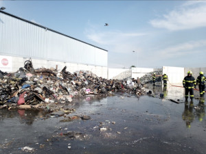 V Hradci Králové hořela hala s odpadem. Nam místě zůstává několik jednotek hasičů