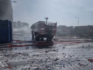 V Hradci Králové hořela hala s odpadem. Nam místě zůstává několik jednotek hasičů