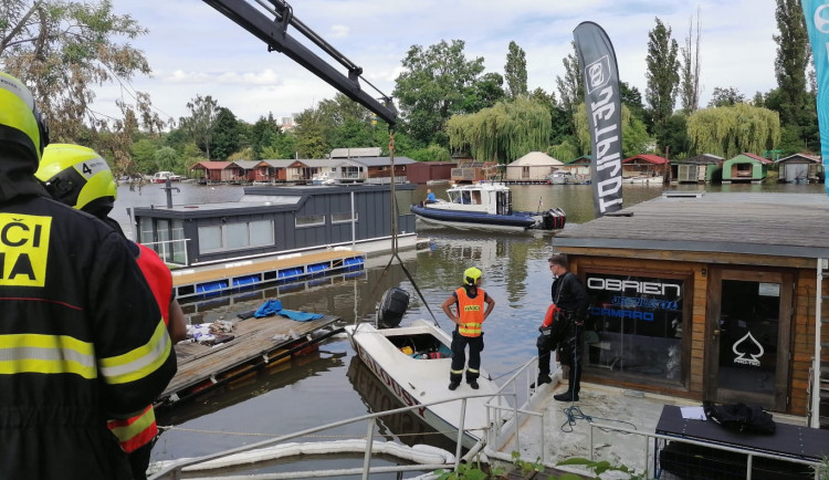 Ve Smíchovském přístavu se potopila loď