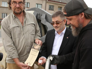 Sochu Sudána doplnilo pouzdro s jeho ostatky. Připomíná posledního žijícího samce tohoto druhu