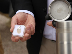 Sochu Sudána doplnilo pouzdro s jeho ostatky. Připomíná posledního žijícího samce tohoto druhu