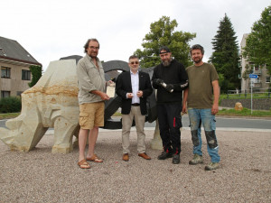 Sochu Sudána doplnilo pouzdro s jeho ostatky. Připomíná posledního žijícího samce tohoto druhu