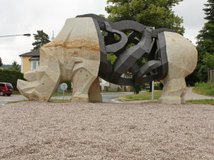 Sochu Sudána doplnilo pouzdro s jeho ostatky. Připomíná posledního žijícího samce tohoto druhu