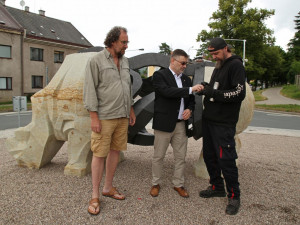 Sochu Sudána doplnilo pouzdro s jeho ostatky. Připomíná posledního žijícího samce tohoto druhu