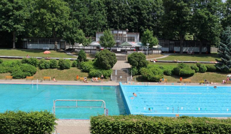 Ve Dvoře Králové řeší, co s nevyhovujícím koupalištěm