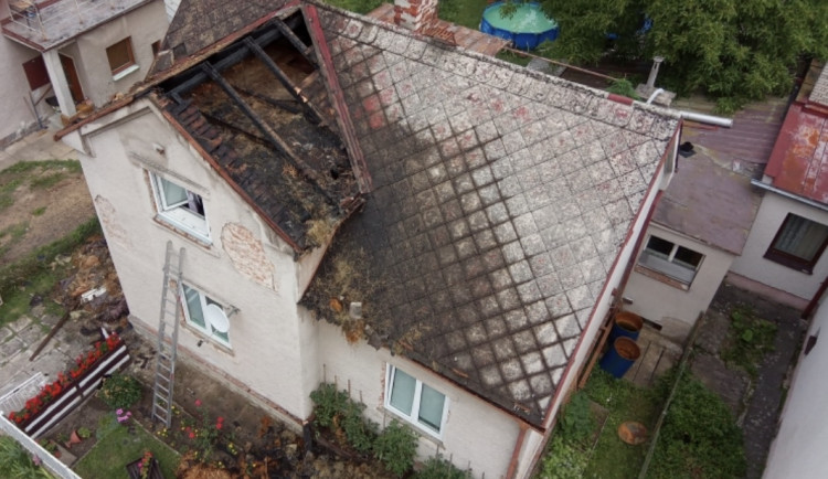V Kostelci nad Orlicí hořel dům, škoda je 1,5 milionu korun