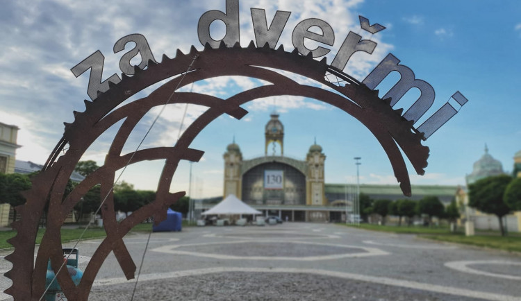 Začíná festival pouličního divadla Za dveřmi. Potrvá až do 15. července