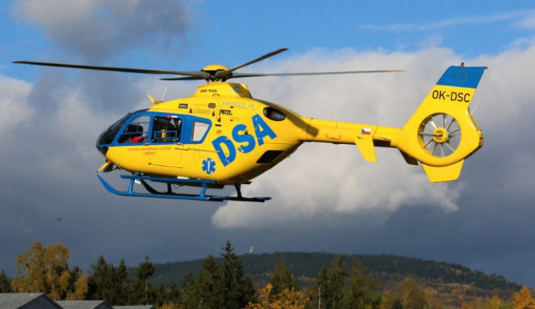 Na Broumovsku had uštkl dítě, vrtulník ho transportoval do nemocnice