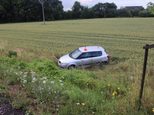 Policie hledá svědky nehody u Říkova. Jeden z šoférů ujel, druhý skončil v poli