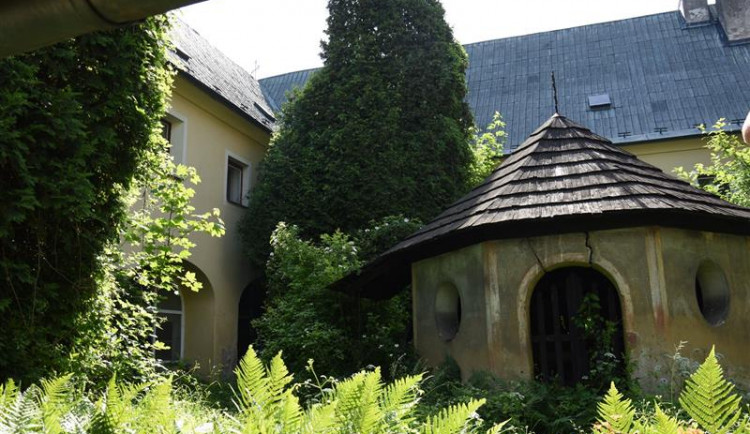 Co s areálem kláštera v Opočně? Hejtmanství si nechá zpracovat velkou anketu