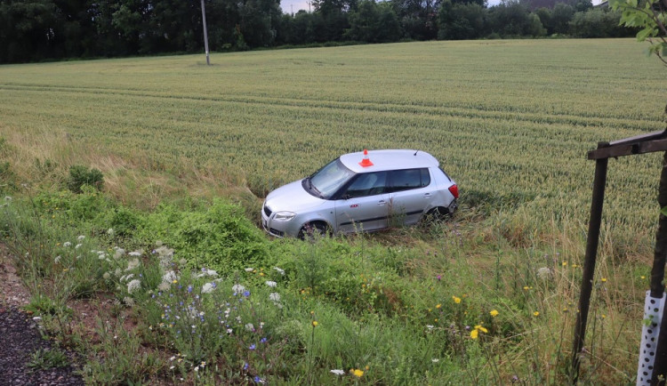 Auto, které skončilo po kolizi na poli