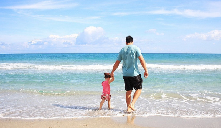 ilustrační foto- otec s dcerou na pláži
