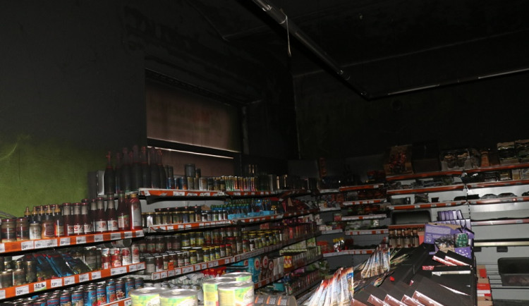 Požár v prodejně ve Skřivanech