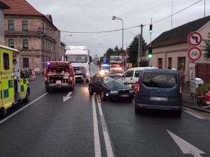 Kamion v Koutníkově ulici smetl osobní auto, řidič osobního auta nepřežil