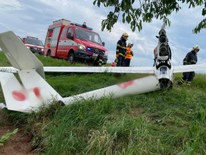 Na Náchodsku spadl kluzák, pilot vyvázl bez zranění