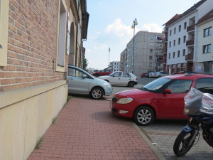 Chlapec skončil pod autem, policie hledá svědky nehody