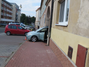 Chlapec skončil pod autem, policie hledá svědky nehody