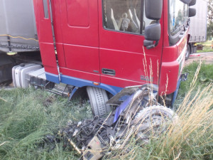 U Jaroměře se srazil motorkář s kamionem, řidič motorky nepřežil