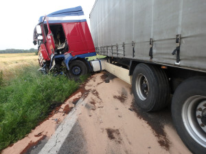 U Jaroměře se srazil motorkář s kamionem, řidič motorky nepřežil