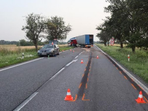 U Jaroměře se srazil motorkář s kamionem, řidič motorky nepřežil
