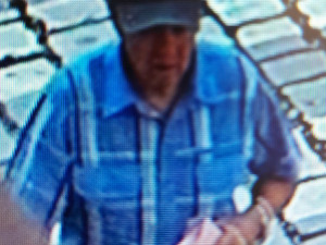 Policie pátrá po muži, který ve zlatnictví platil neplatnými penězi