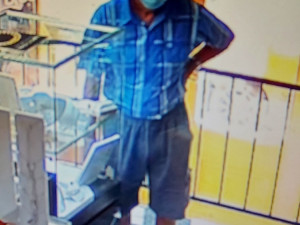 Policie pátrá po muži, který ve zlatnictví platil neplatnými penězi