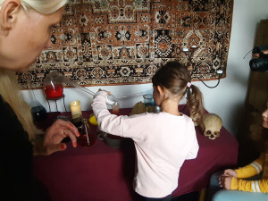 Muzeum východních Čech láká děti na alchymistické pokusy