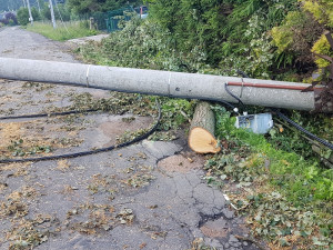 Spadlý sloup nízkého napětí v obci Starobucké Debrné