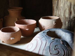 Archeopark Všestary představil výrobu pravěké keramiky i kamenných nástrojů