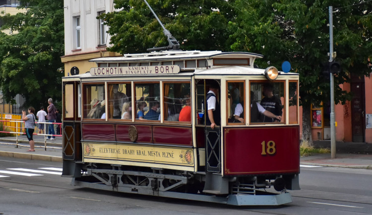 Prahou projel tramvajový průvod. Připomněl 130 let provozu elektrických tramvají