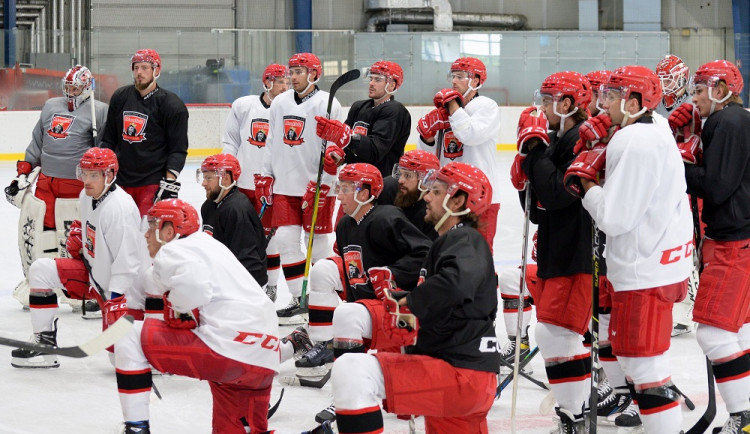 Hokejisté Mountfieldu HK na prvním společném tréninku před novým ročníkem nejvyšší soutěže